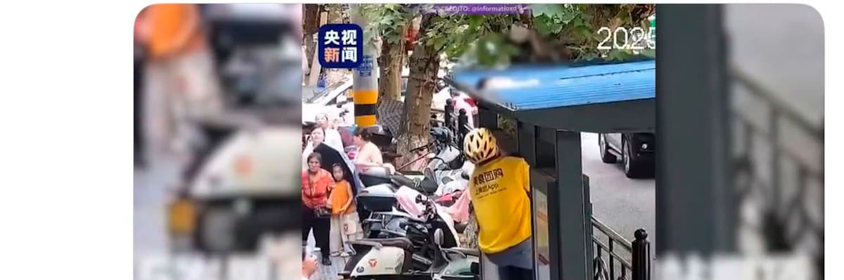 Un repartidor de comida escaló un cartel publicitario para rescatar a un niño de cinco años tras una caída desde un sexto piso.
