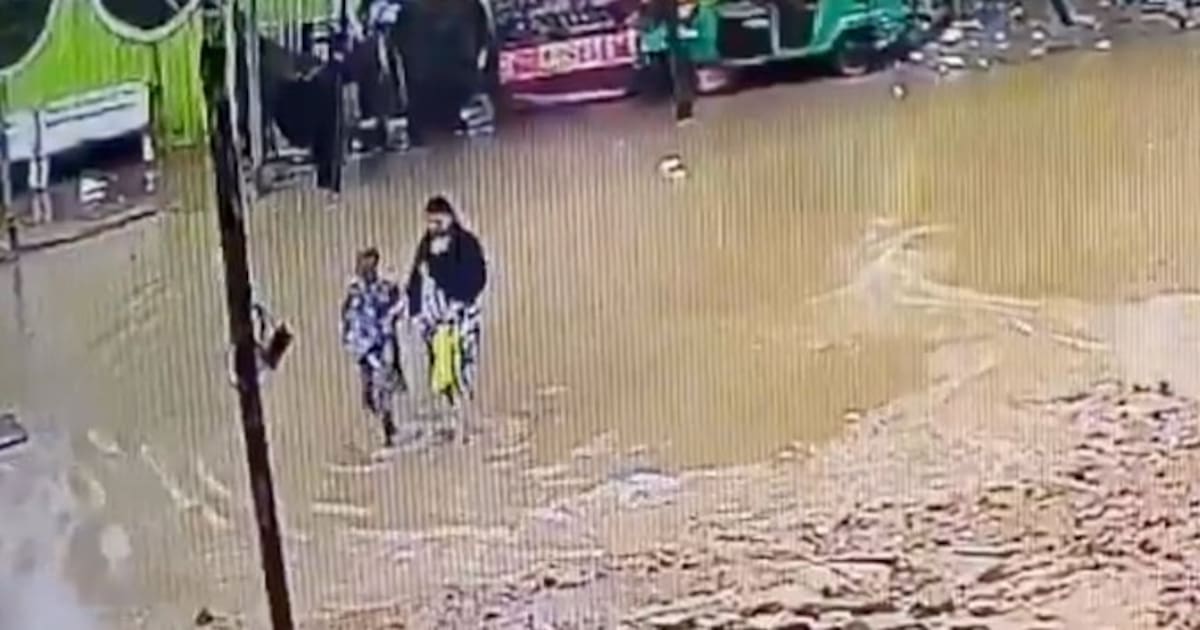 El momento en que las dos mujeres caen en la zanja en India quedó registrado por una cámara de seguridad.