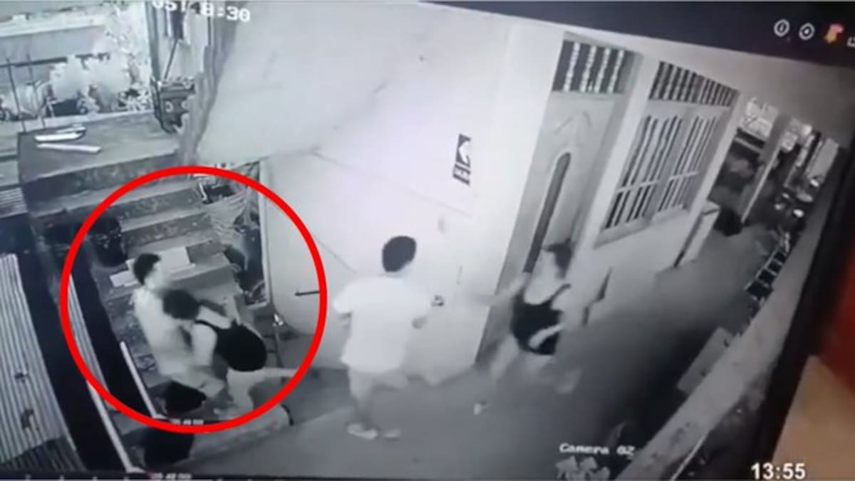 En la grabación se puede ver que la joven estaba persiguiendo al segundo implicado en el incidente, aparentemente intentando quitarle un teléfono celular.