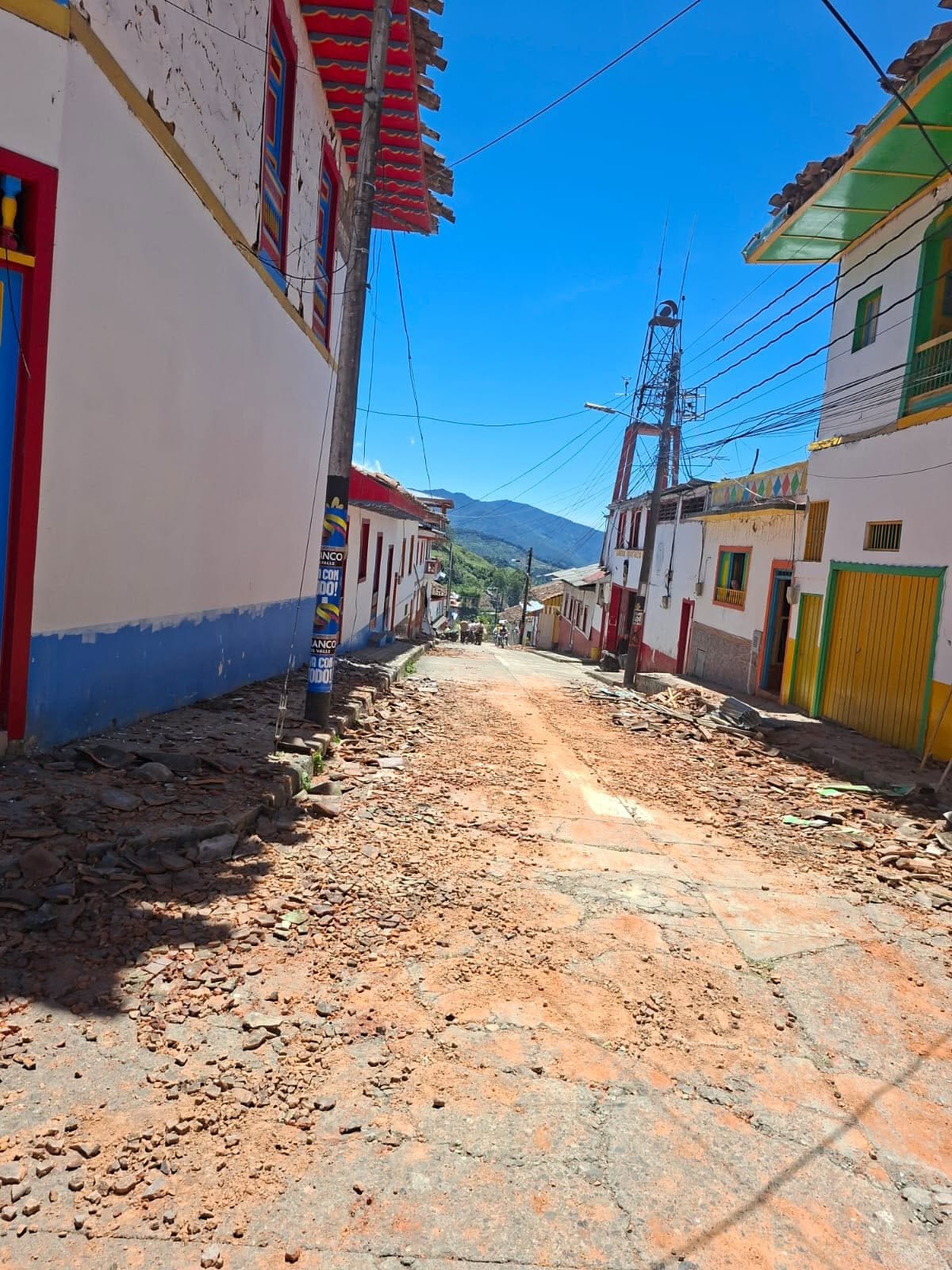 El pueblo vallecaucano, reconocido por sus casas coloridas y su arquitectura tradicional, enfrenta una emergencia que amenaza parte de su patrimonio construido. Foto: Cairo papá