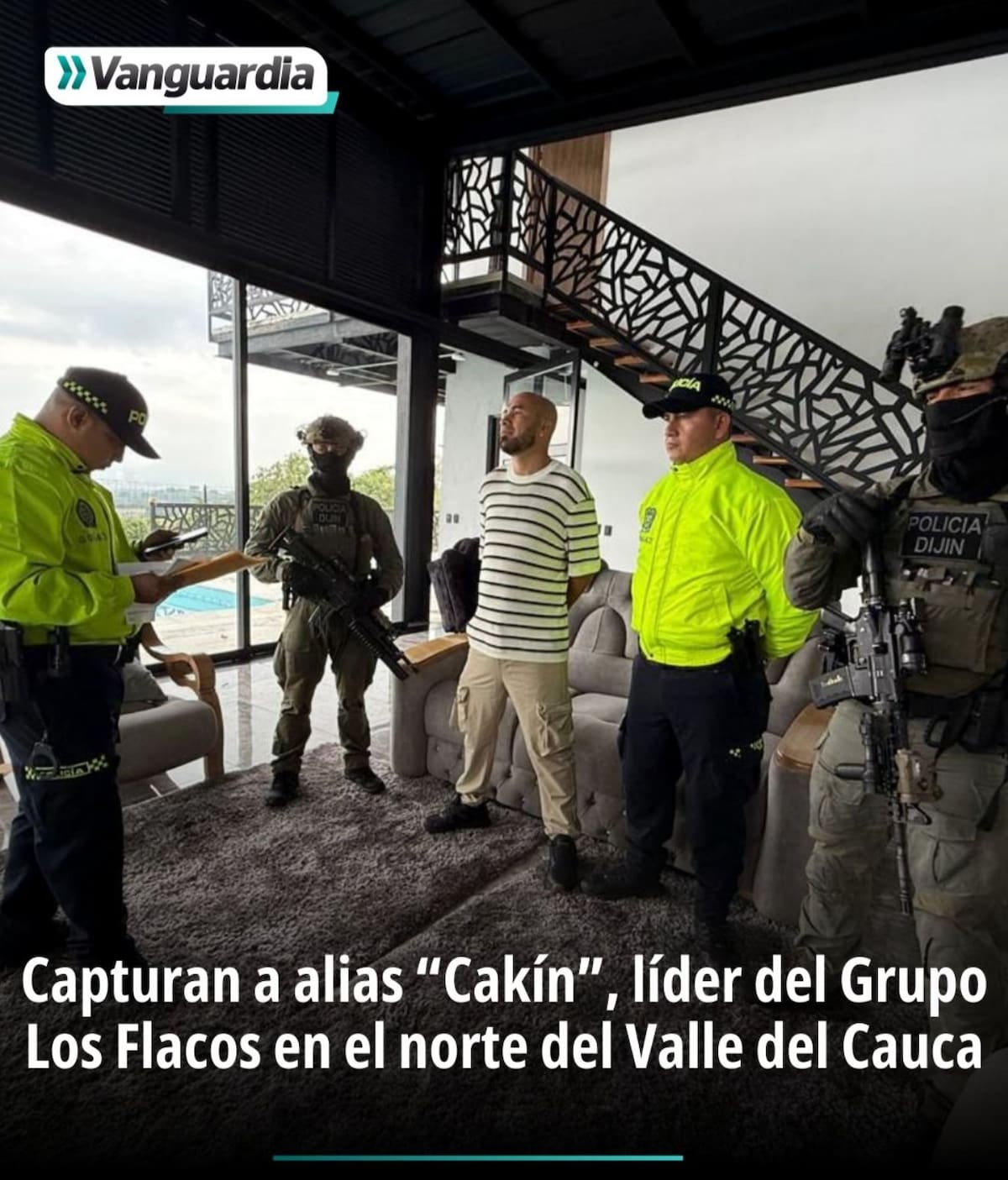 Alias “Cakín” tras su captura por la Policía Nacional en un operativo en el condominio de Cerritos, Pereira.
Foto tomada de: Vanguardia