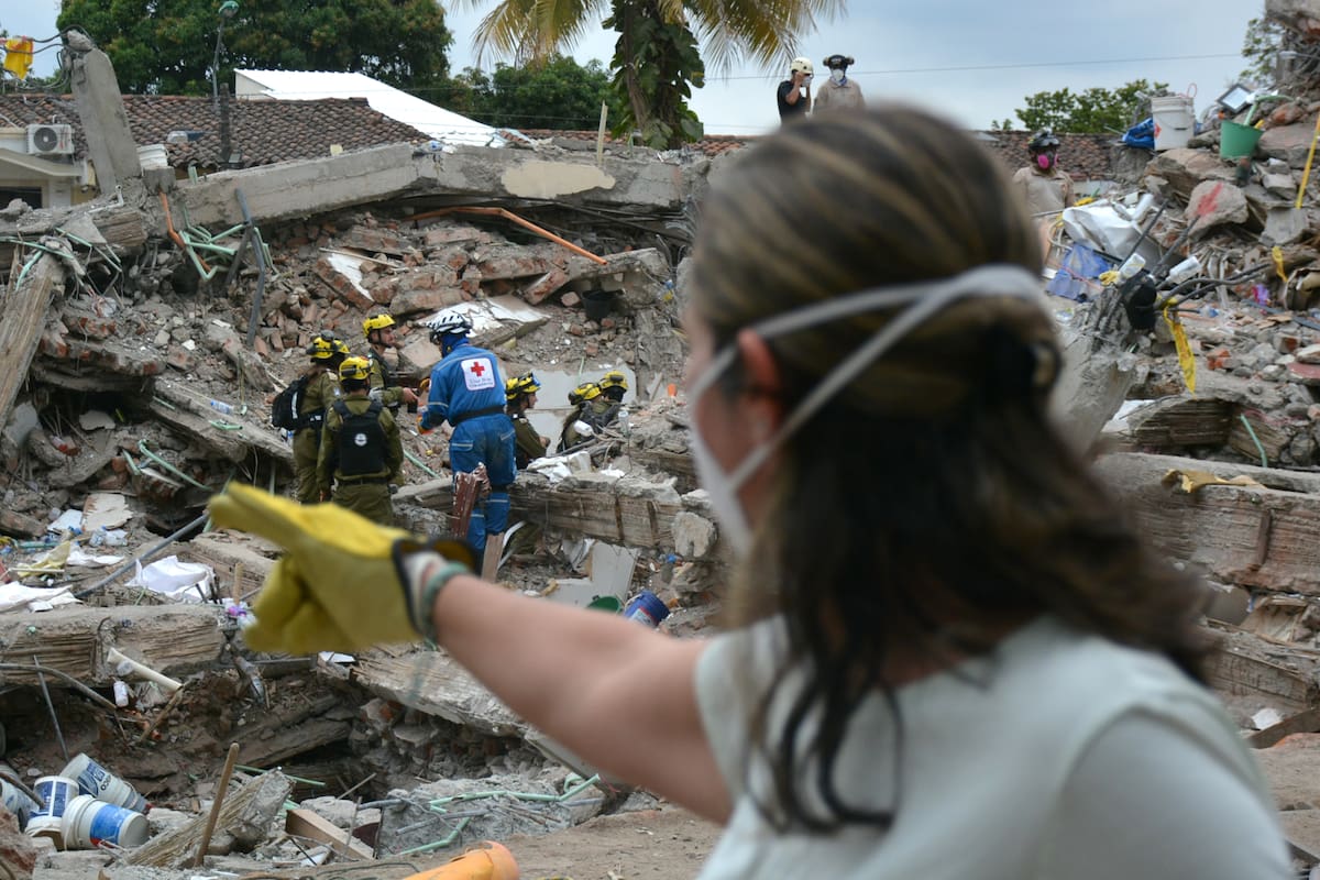 AME9740. CALI (COLOMBIA), 16/08/2026.- Rescatistas del Comando de Defensa Civil israelí realizan este domingo labores de búsqueda en los escombros del edificio Torres del Limonar, destruido por el terremoto del pasado lunes, en Cali (Colombia). Una semana después, decenas de rescatistas de varios países trabajan sin descanso para tratar de recuperar los cuerpos de las personas que murieron bajo toneladas de escombros. EFE/ Mario Baos