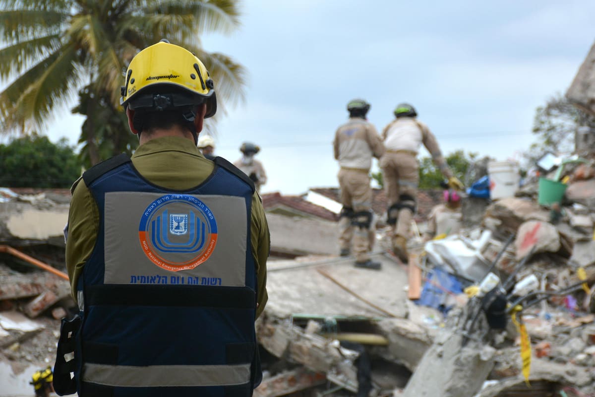 Rescatistas del Comando de Defensa Civil israelí realizan este domingo labores de búsqueda en los escombros del edificio Torres del Limonar, destruido por el terremoto del pasado lunes, en Cali (Colombia). Una semana después, decenas de rescatistas de varios países trabajan sin descanso para tratar de recuperar los cuerpos de las personas que murieron bajo toneladas de escombros. EFE/ Mario Baos
