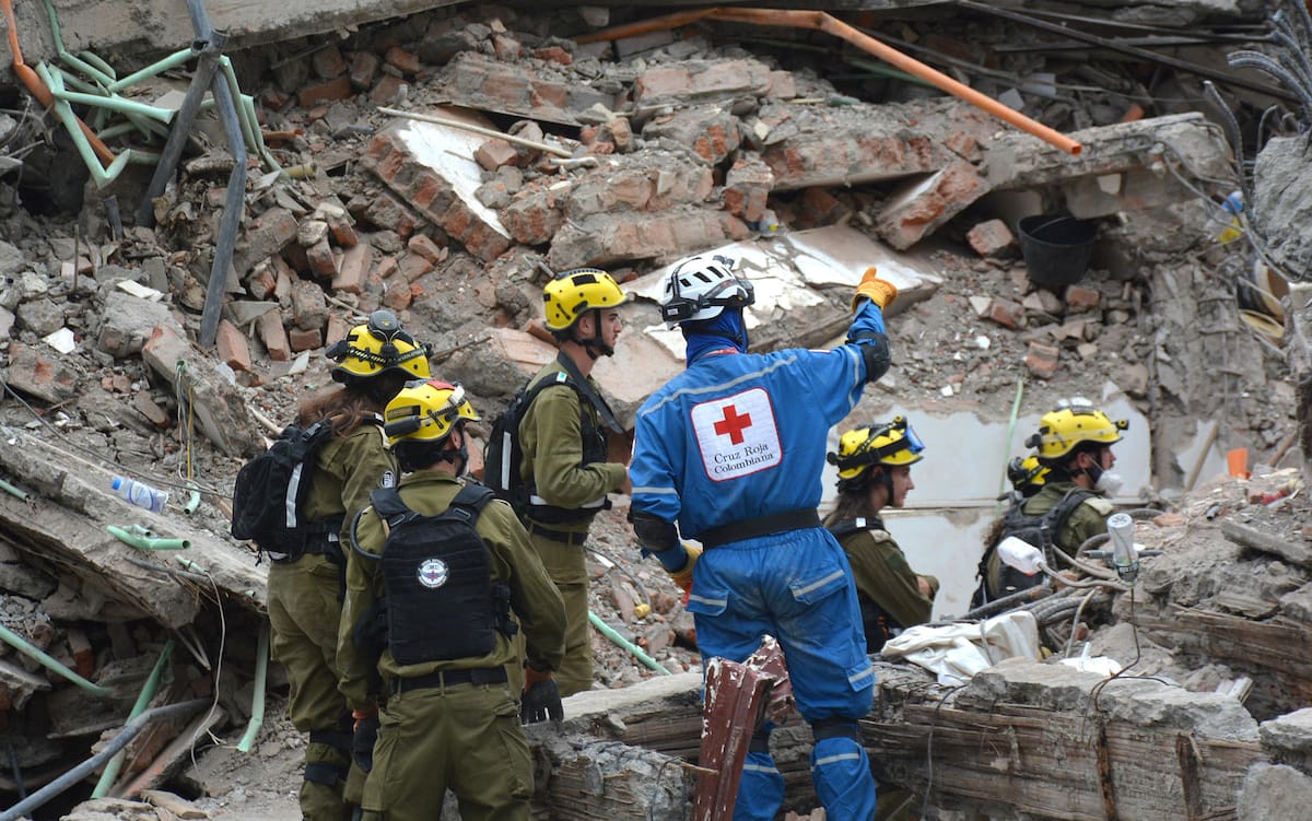 Rescatistas del Comando de Defensa Civil israelí realizan este domingo labores de búsqueda en los escombros del edificio Torres del Limonar, destruido por el terremoto del pasado lunes, en Cali (Colombia). Una semana después, decenas de rescatistas de varios países trabajan sin descanso para tratar de recuperar los cuerpos de las personas que murieron bajo toneladas de escombros. EFE/ Mario Baos