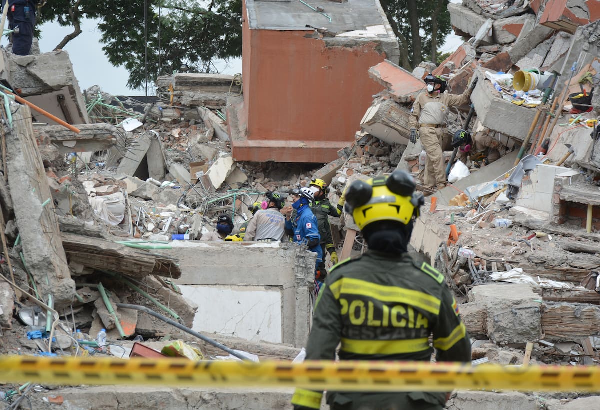 AME9740. CALI (COLOMBIA), 16/08/2026.- Rescatistas realizan este domingo labores de búsqueda en los escombros del edificio Torres del Limonar, destruido por el terremoto del pasado lunes, en Cali (Colombia). Una semana después, decenas de rescatistas de varios países trabajan sin descanso para tratar de recuperar los cuerpos de las personas que murieron bajo toneladas de escombros. EFE/ Mario Baos