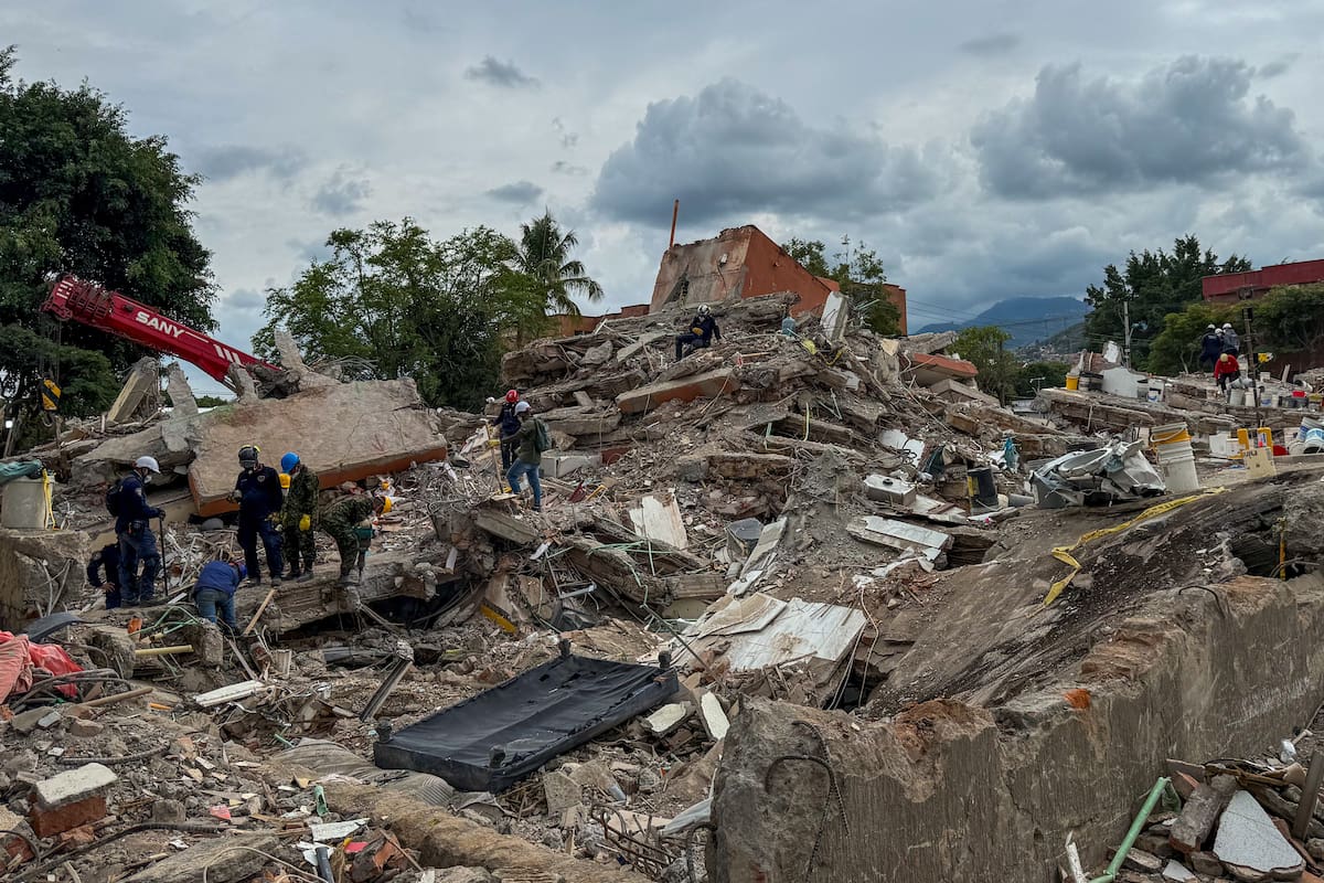 AME9740. CALI (COLOMBIA), 16/08/2026.- Rescatistas realizan este domingo labores de búsqueda en los escombros del edificio Torres del Limonar, destruido por el terremoto del pasado lunes, en Cali (Colombia). Una semana después, decenas de rescatistas de varios países trabajan sin descanso para tratar de recuperar los cuerpos de las personas que murieron bajo toneladas de escombros. EFE/ Mario Baos