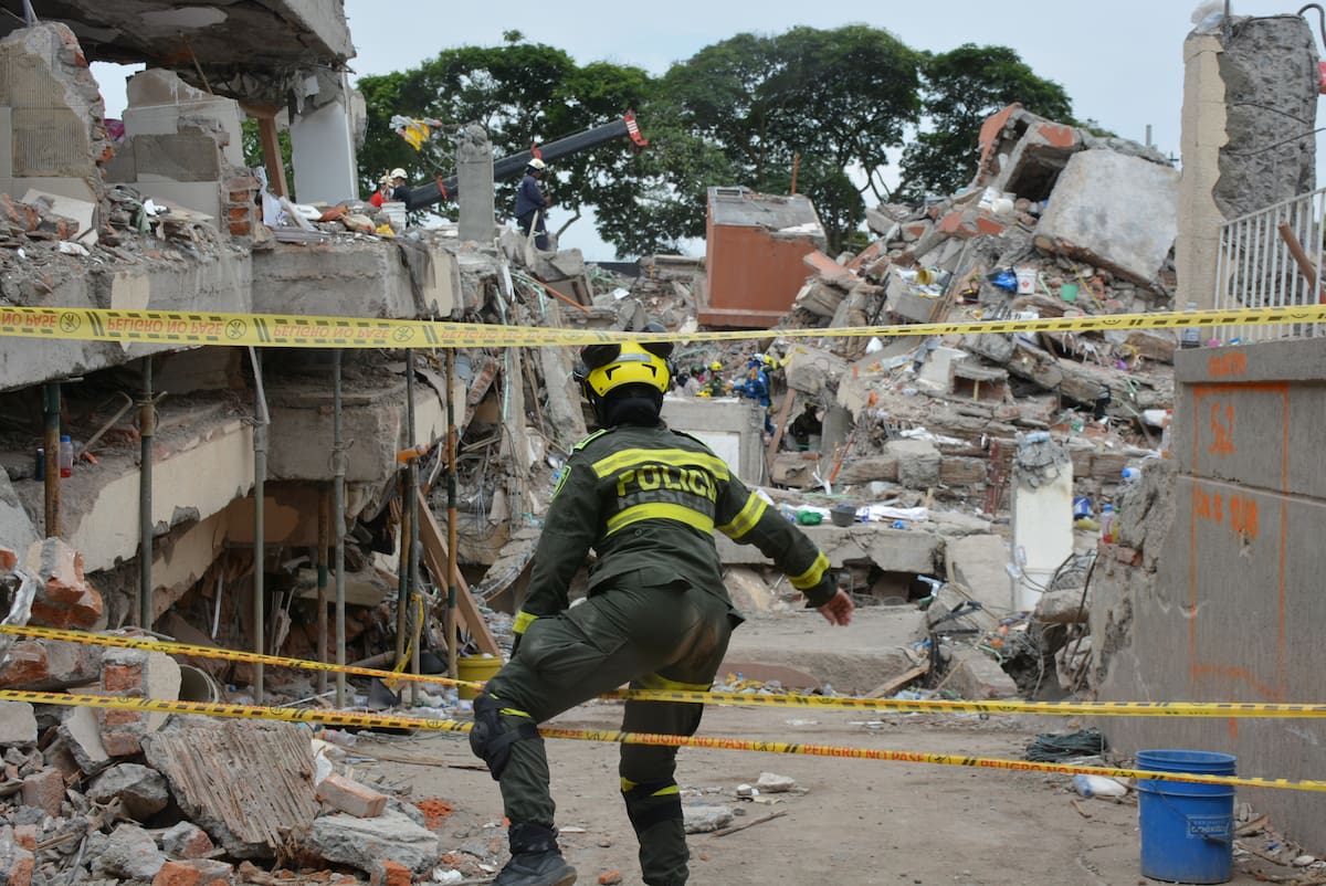 AME9740. CALI (COLOMBIA), 16/08/2026.- Rescatistas realizan este domingo labores de búsqueda en los escombros del edificio Torres del Limonar, destruido por el terremoto del pasado lunes, en Cali (Colombia). Una semana después, decenas de rescatistas de varios países trabajan sin descanso para tratar de recuperar los cuerpos de las personas que murieron bajo toneladas de escombros. EFE/ Mario Baos