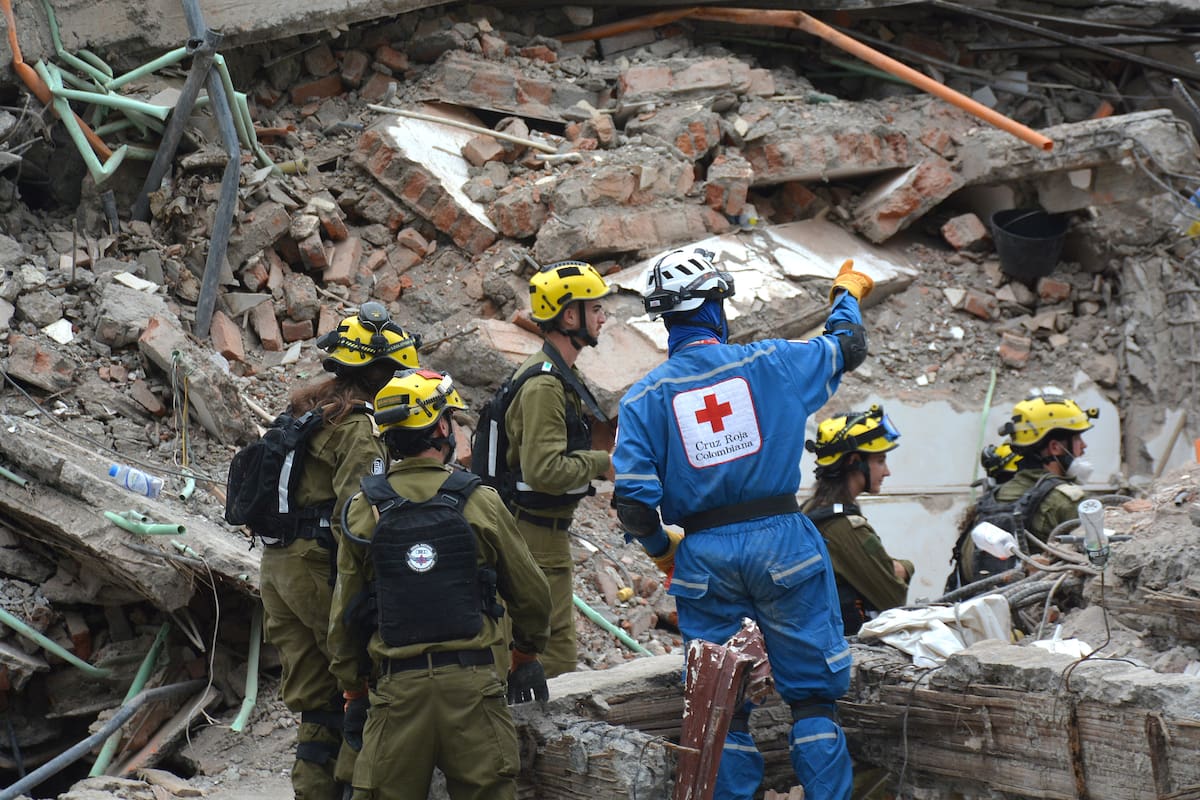 AME9740. CALI (COLOMBIA), 16/08/2026.- Rescatistas del Comando de Defensa Civil israelí realizan este domingo labores de búsqueda en los escombros del edificio Torres del Limonar, destruido por el terremoto del pasado lunes, en Cali (Colombia). Una semana después, decenas de rescatistas de varios países trabajan sin descanso para tratar de recuperar los cuerpos de las personas que murieron bajo toneladas de escombros. EFE/ Mario Baos