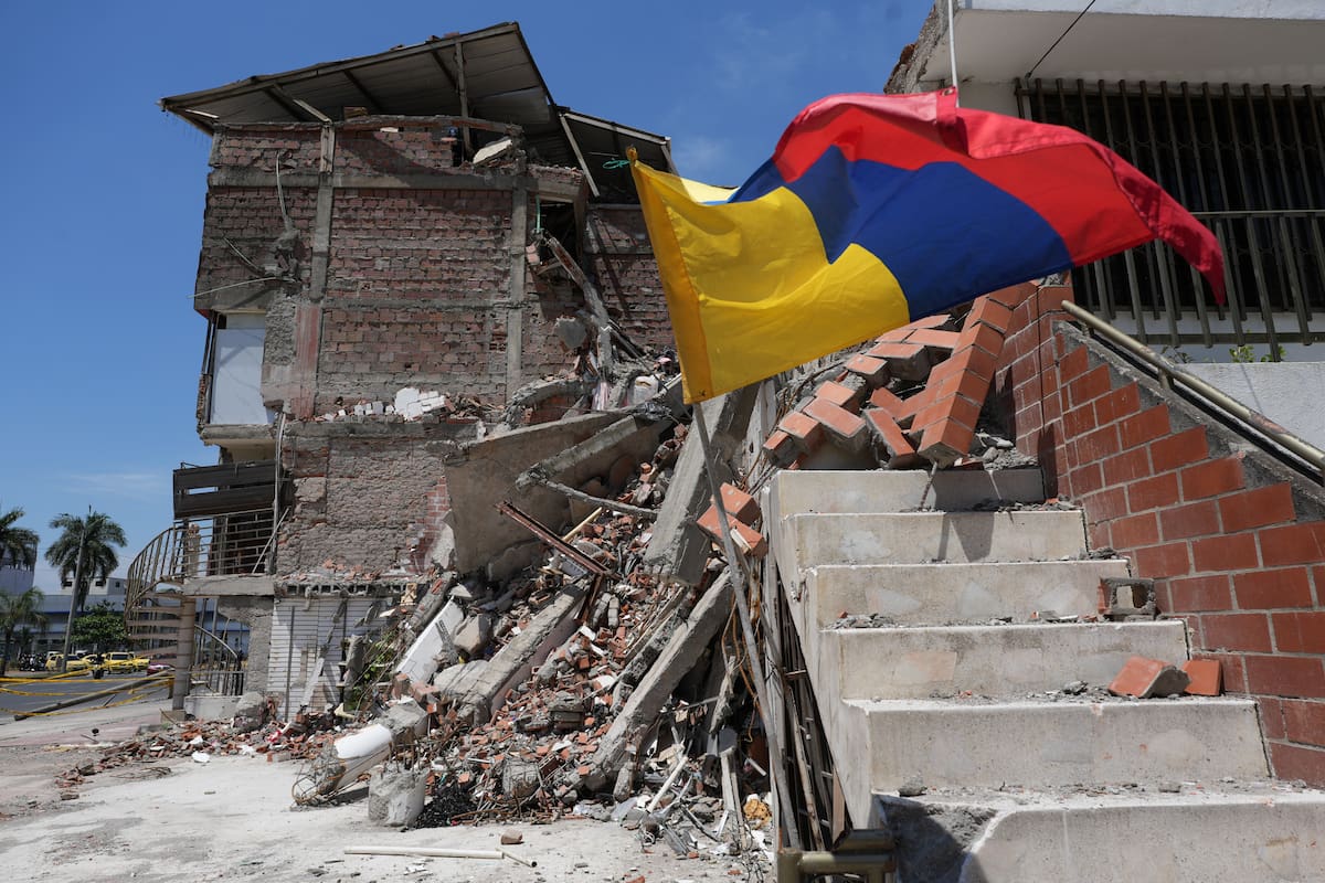 FOTODELDÍA AME821. CALI (COLOMBIA), 20/08/2026.- Fotografía que muestra las ruinas de una floristería colapsada este jueves, afectado por el sismo de 7.4 de magnitud que azotó a Colombia el pasado 10 de agosto, en Cali (Colombia). Diez días después del terremoto, Cali intenta recuperar el pulso. Los comercios comienzan a abrir, los restaurantes vuelven a recibir clientes y en las calles se asoma la rutina, aunque persisten el silencio, los edificios acordonados y el dolor de quienes perdieron sus seres queridos, viviendas y negocios. EFE/ Ernesto Guzmán