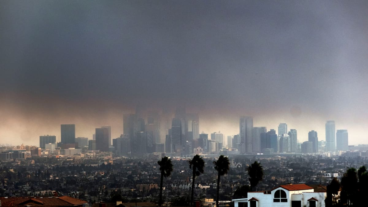 Autoridades ambientales en California recomendaron suspender actividades al aire libre y limitar la exposición mientras continúan las evaluaciones.