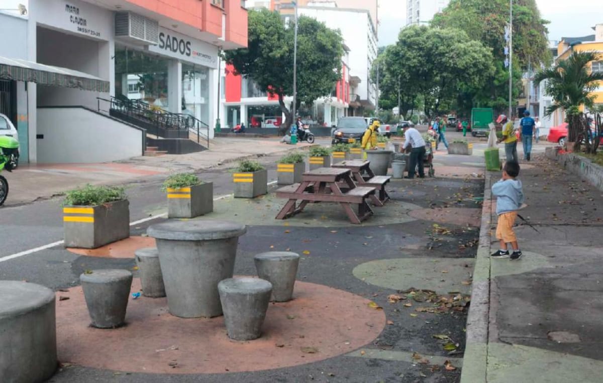 Esta es la intervención en la calle 55A con carrera 27. Aunque la pintura se ve desgastada y algunas materas están ‘desportilladas’, el mobiliario se encuentra en buenas condiciones.
