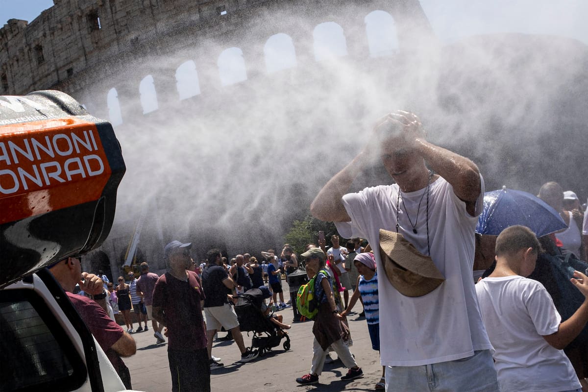 FOTODELDIA Roma, 26/06/2026.- Los visitantes se refrescan entre nebulizadores de agua instalados cerca del Coliseo en Roma, 26 de junio de 2026. EFE/MASSIMO PERCOSSI