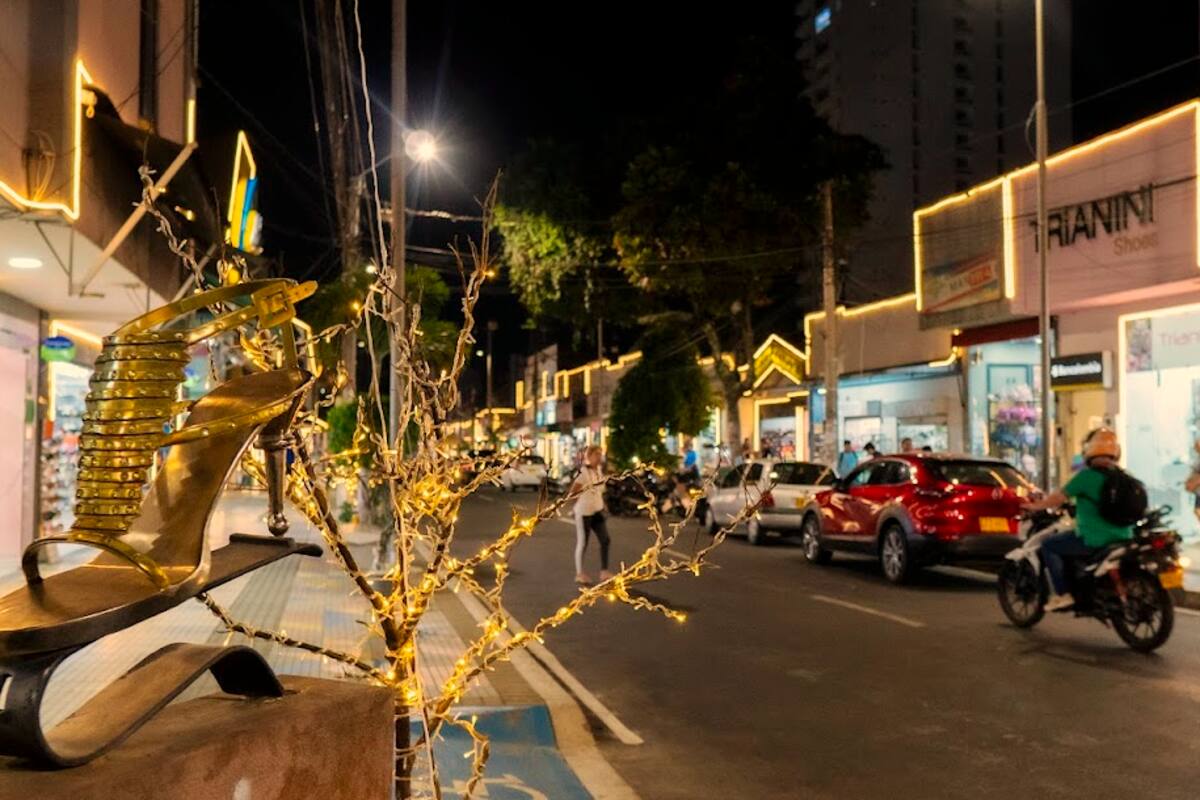 El monumento al calzado, que se adecuó en el referido ‘Distrito’ del barrio San Francisco, hace parte del decorado de ese sector, adscrito a la comuna 3 de Bucaramanga. (Foto suministrada / VANGUARDIA)