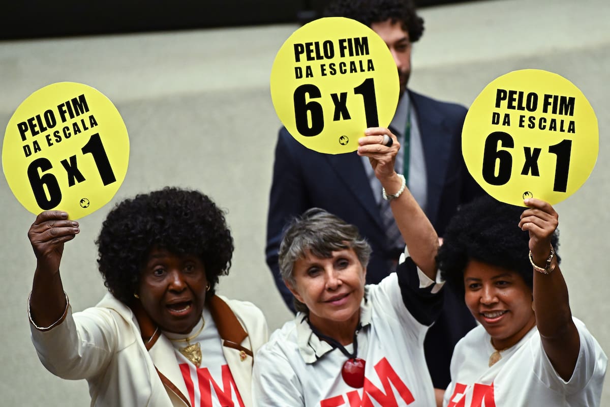 AME5970. BRASILIA (BRASIL), 27/05/2026.- Las diputadas Benedita da Silva (i), Erika Kokay, y Jack Rocha (c), posan durante la sesión de discusión del proyecto de ley que aborda el fin de la jornada laboral 6X1, este miércoles, en la Cámara de Diputados, en Brasilia (Brasil). EFE/Andre Borges