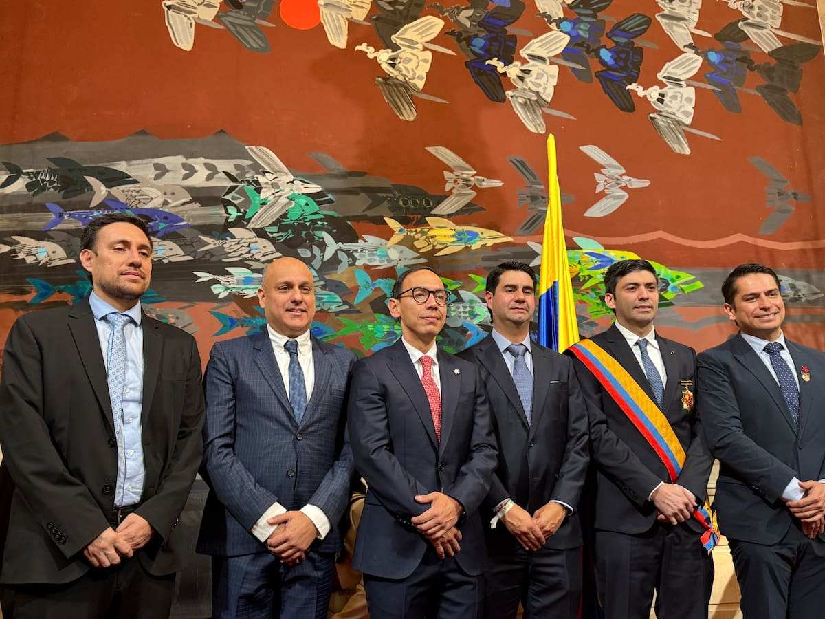 Integrantes la mesa directiva de la Cámara de Representantes, el secretario genral y el director administrativo de la Corporación.
Foto: cortesía.