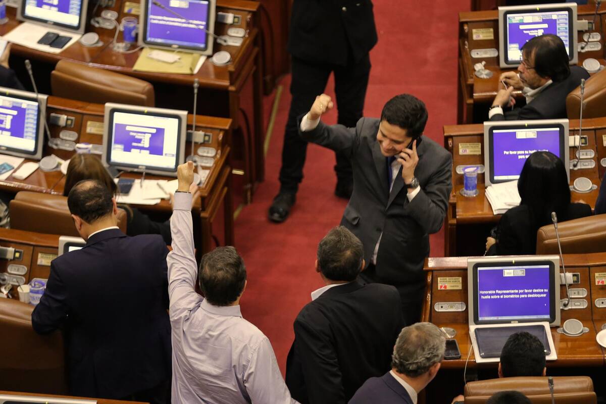 Tras casi cuatro horas de discusión, la votación definitiva quedó 110 votos negando las objeciones, mientras que solo 44 representantes las apoyaron, en especial los uribistas y los conservadores. Aunque en diciembre pasado se le hundió la reforma a la justicia, este es un golpe mayor, porque se convirtió en propósito del uribismo y del gobierno mismo, aseguran expertos.