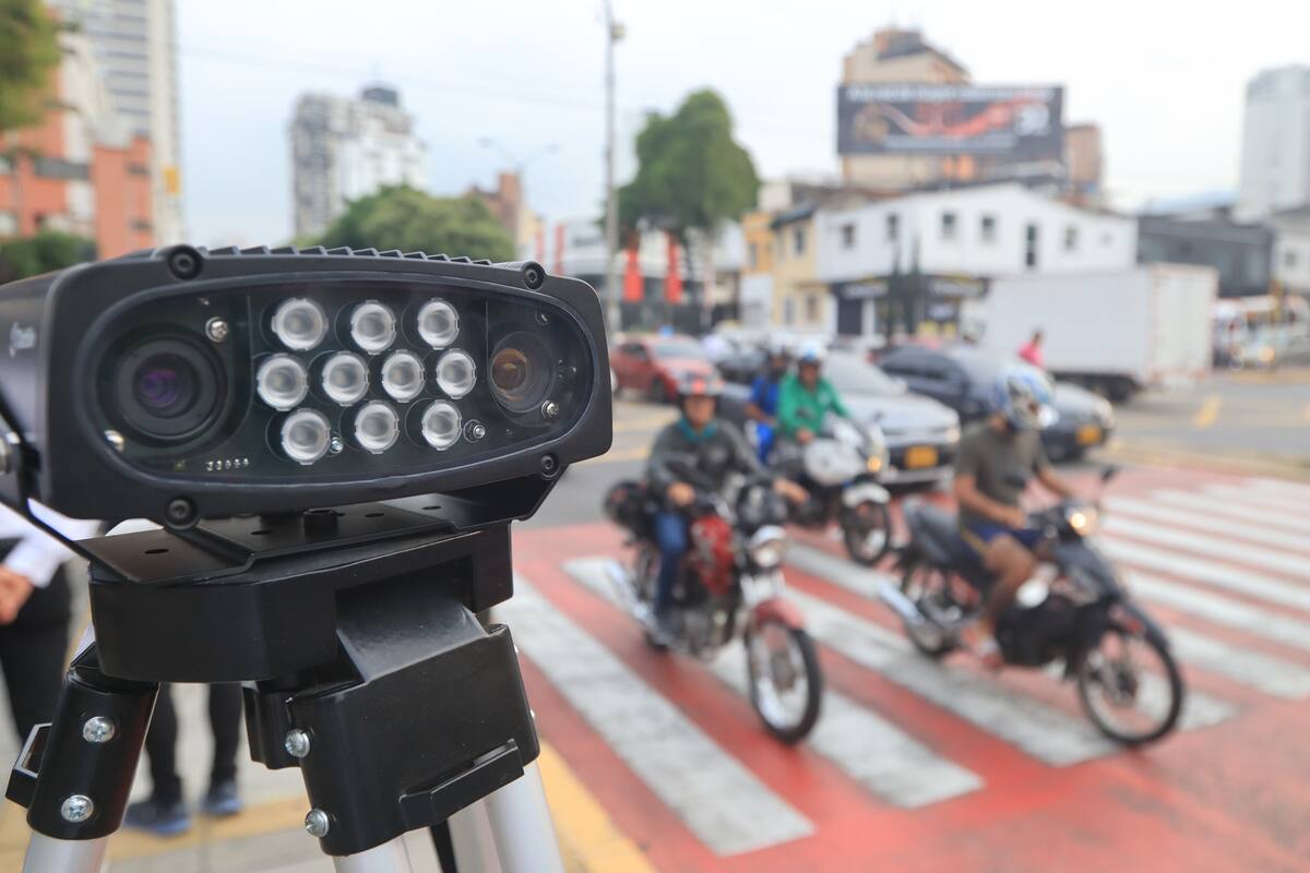 Las cámaras están conectadas con la base de datos del Registro Único Nacional de Tránsito (Runt) y con las comparenderas de los Agentes de Tránsito para aplicar la sanción si es el caso.