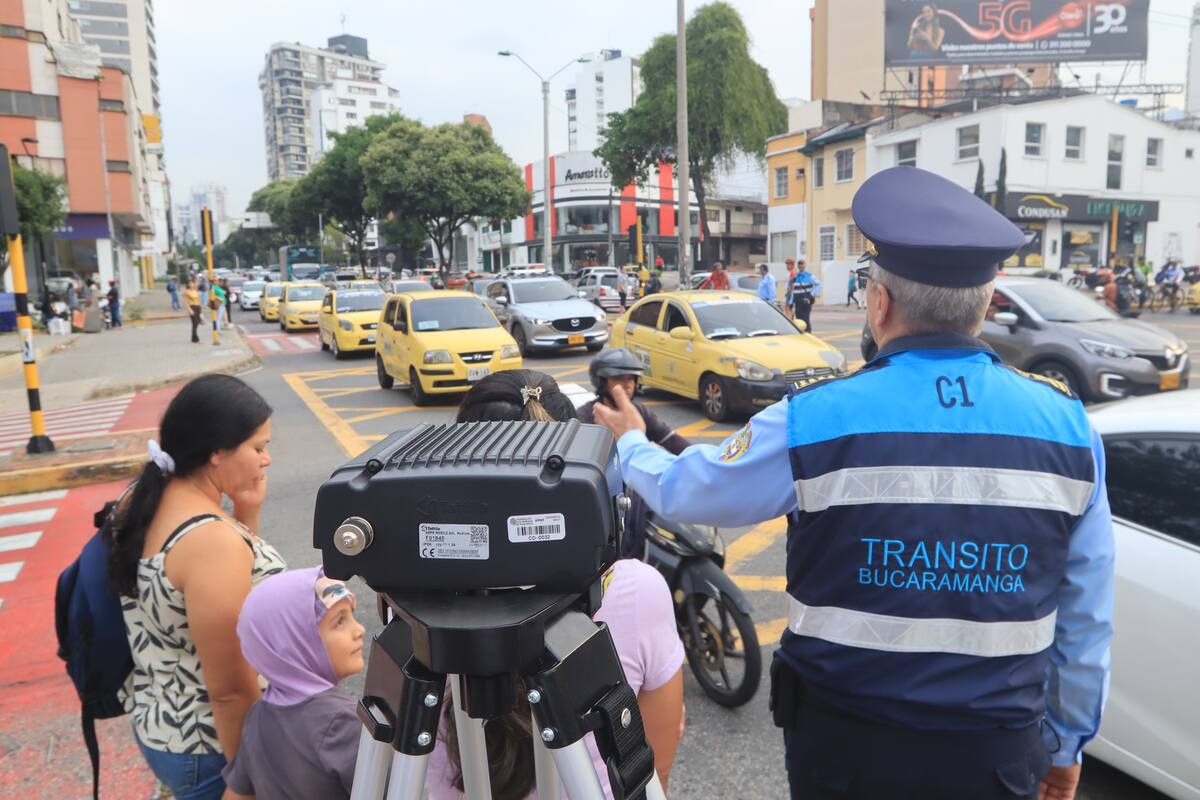 La Alcaldía de la ciudad cuenta con dos equipos y los denominó ‘Cámaras salva vidas’, a través de las cuales se identifica si el vehículo cuenta o no con Soat y revisión técnico-mecánica. El año pasado las mismas cámaras las llamaron ‘Ojo de la movilidad segura’.