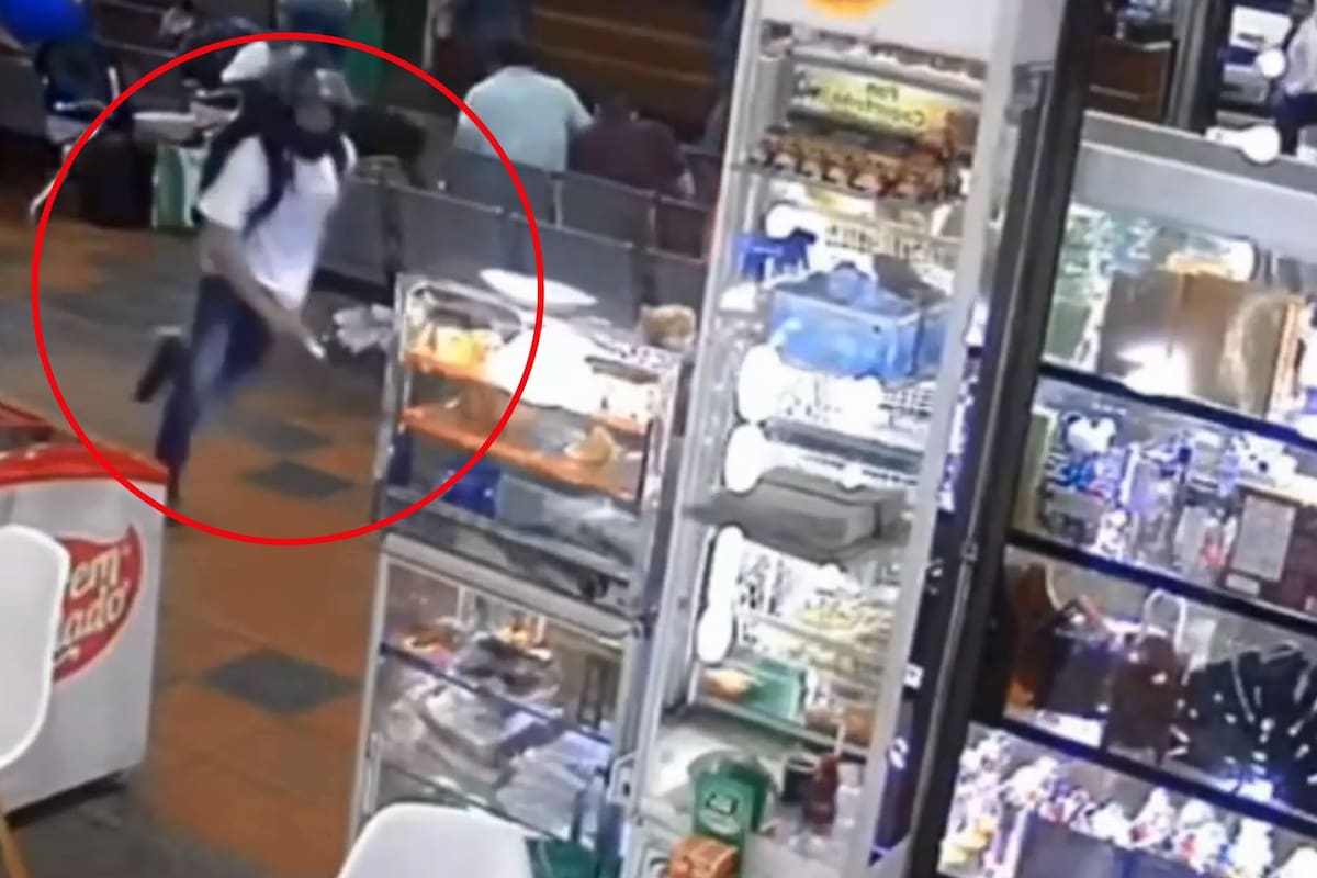 Cámaras de seguridad captaron el momento en que un sicario asesinó a Óscar Eduardo Rojas en la terminal de Florencia, Caquetá.