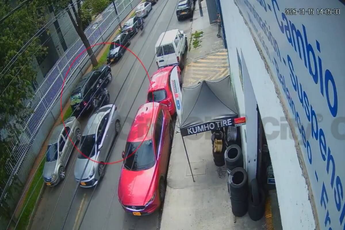Cámaras de seguridad captaron la persecución y el choque múltiple ocurrido en la avenida carrera 68, en el occidente de Bogotá. Foto: Captura de video.