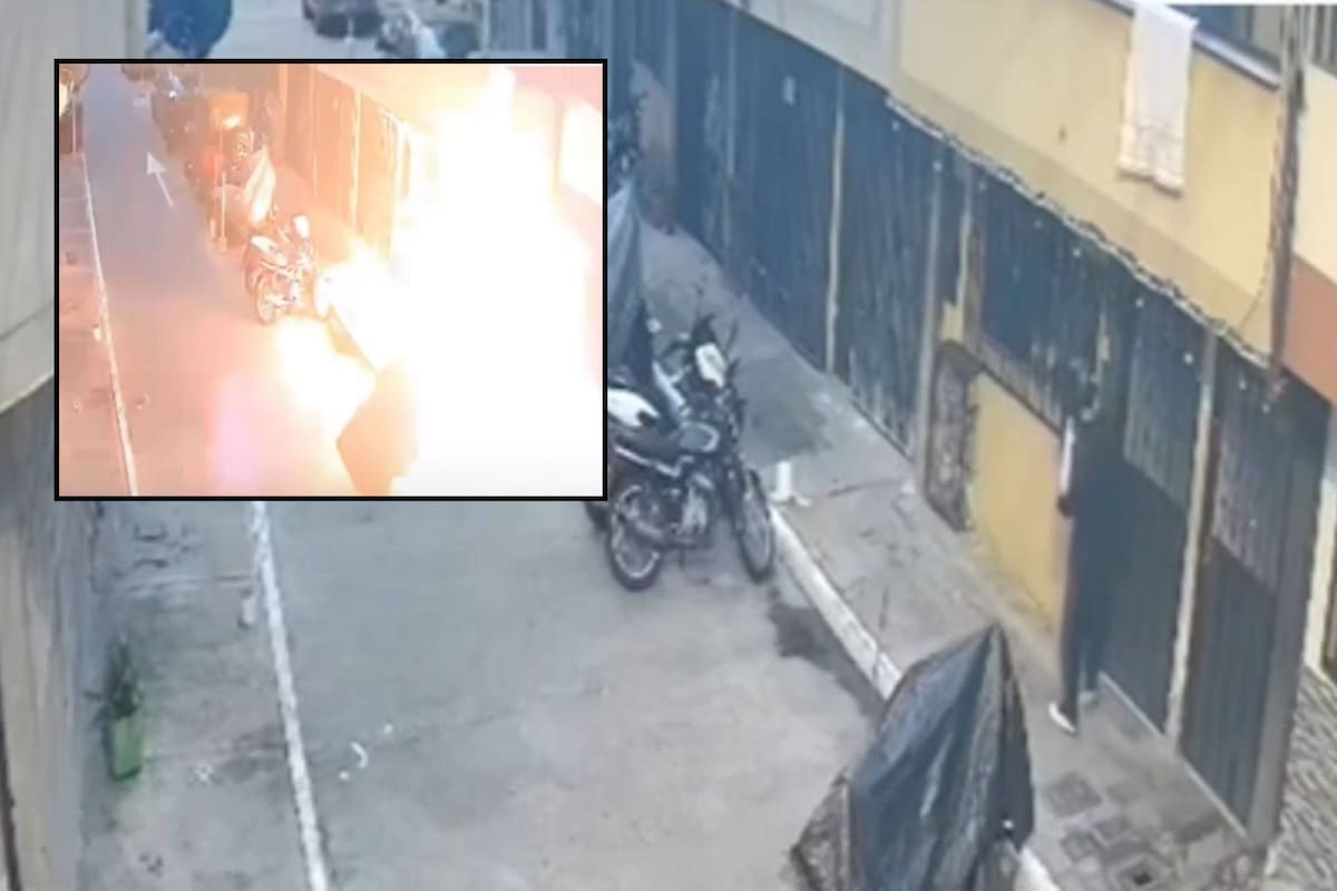 Cámaras de seguridad registraron el momento en que dos hombres en motocicleta incendiaron una vivienda en el barrio Asovilagos de Floridablanca. Foto: Captura de video.