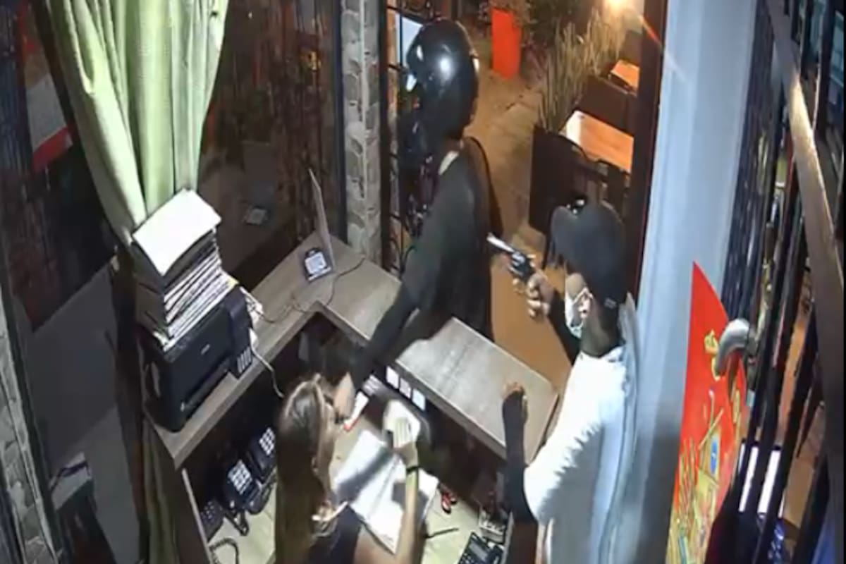 Cámaras de seguridad registraron el momento en que los dos sujetos ingresaron al establecimiento para cometer el atraco.