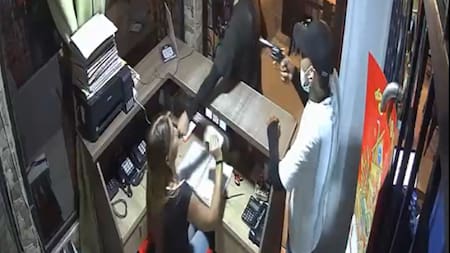 En video quedó registrado violento atraco a mano armada en un negocio de Girón