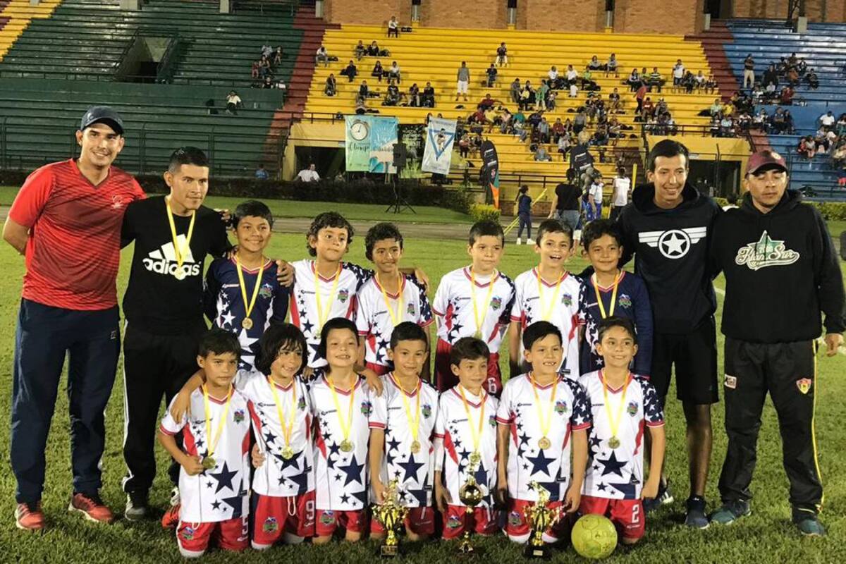 Este es el plantel del Cambridge Fútbol Club que consiguió el título del Premundialito Infantil. (Foto: Suministrada / VANGUARDIA LIBERAL)