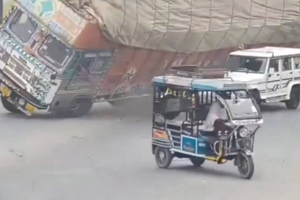Accidente en India: camión volcado mata a conductor de camioneta. Accidente en India: camión volcado mata a conductor de camioneta.