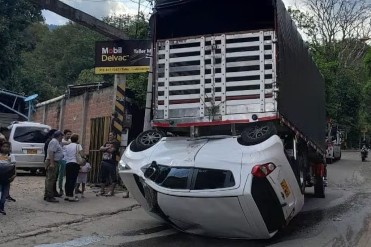 Camión se soltó de una grúa y por poco aplasta un vehículo en Girón