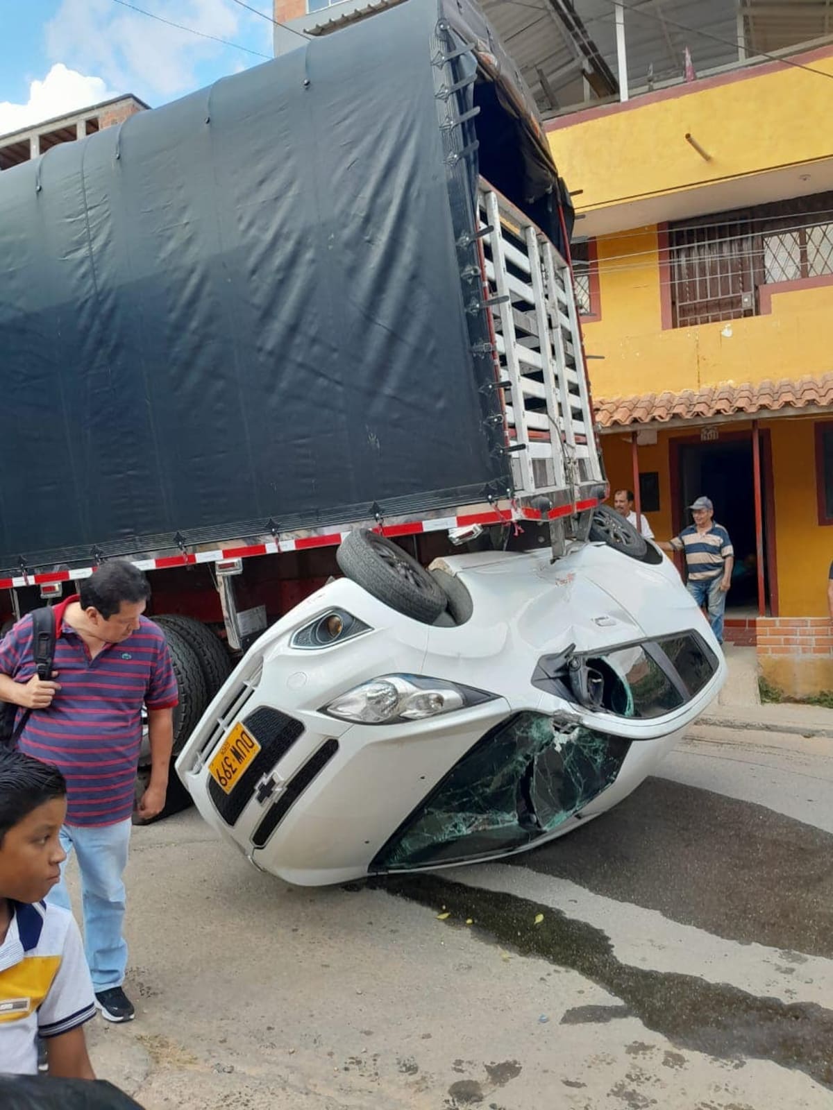 Camión se soltó de una grúa y por poco aplasta un vehículo en Girón