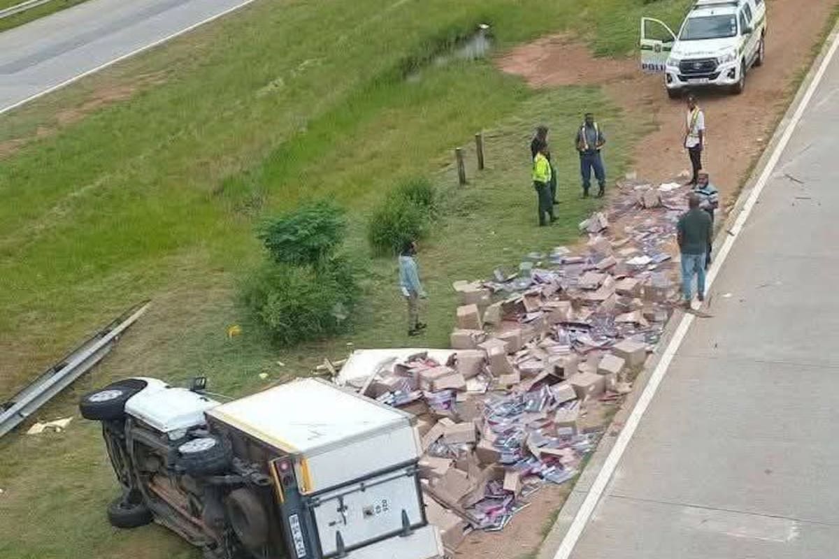 Un camión que transportaba libros se volcó en Cartagena y no se llevaron ni uno.