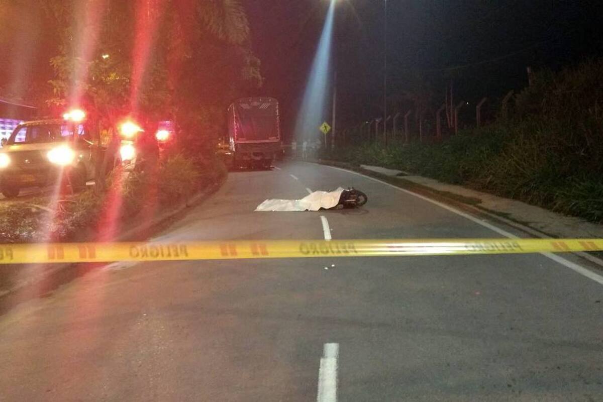 Mientras se realizaba el levantamiento del cadáver, unidades de la Seccional de Tránsito y Transporte de la Policía mantuvieron esta importante vía nacional con paso restringido. (Foto: Suministrada / VANGUARDIA LIBERAL)