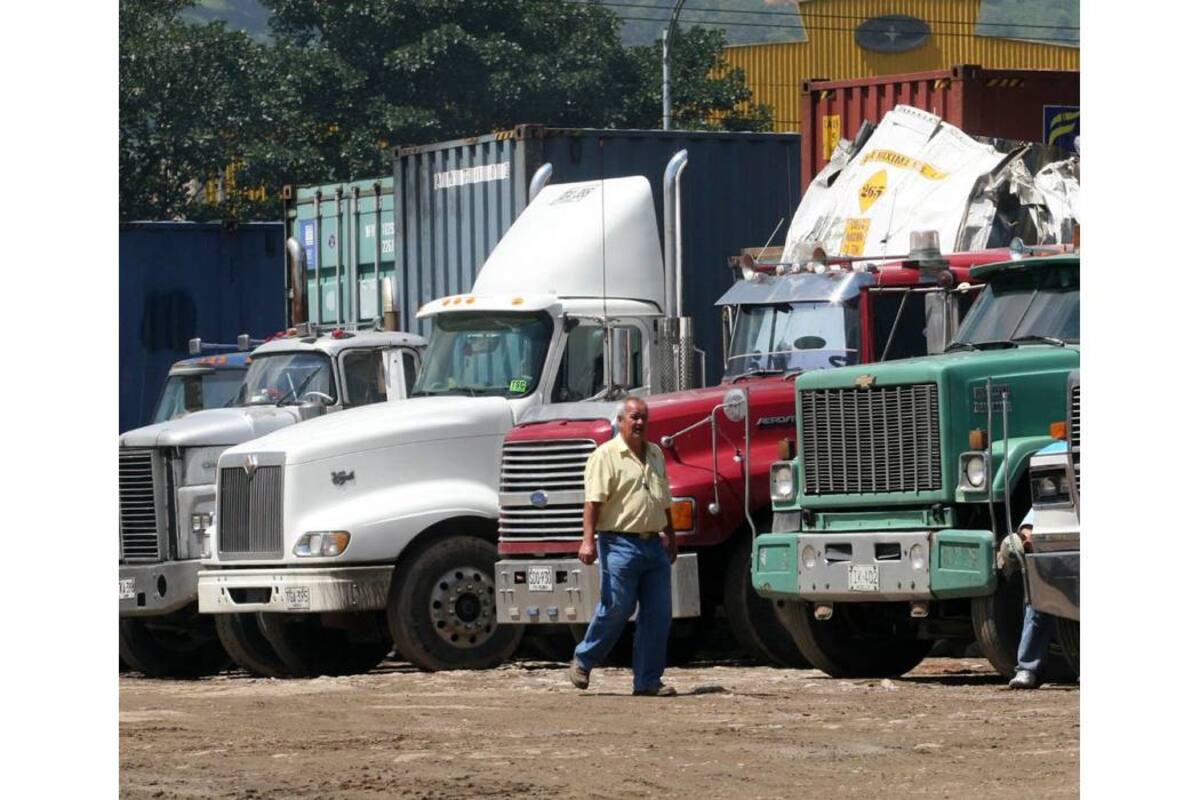 Los camioneros tienen otras dificultades como la tabla de fletes, la chatarrización y el IVA que tiene pensado el gobierno grabarle a los transportadores de carga. (Foto: Colprensa- La República / VANGUARDIA LIBERAL)