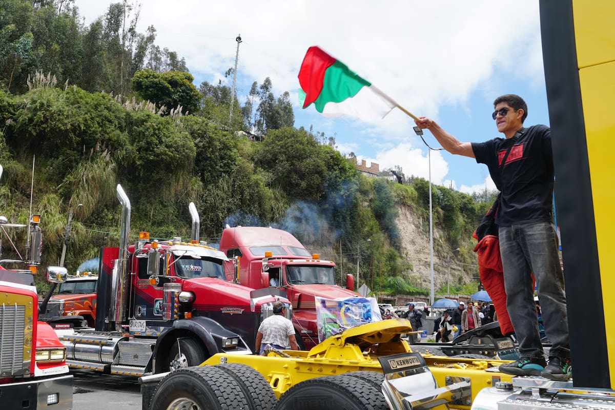 Una persona ondea una bandera durante una protesta este lunes, en el puente internacional de Rumichaca.
Foto: EFE/ Xavier Montalvo