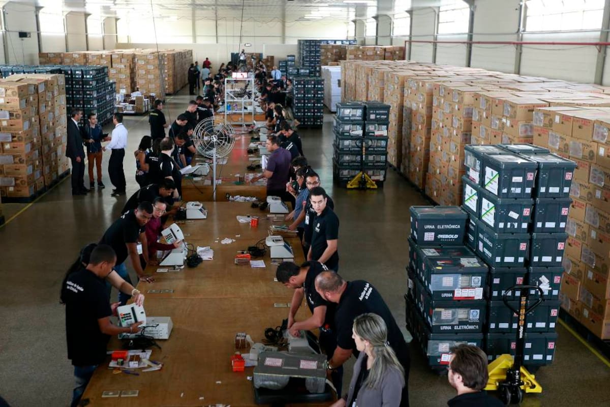 Avanzan los preparativos de las urnas que irán al exterior, en Brasilia, capital de Brasil. (Foto: EFE / VANGUARDIA LIBERAL)
