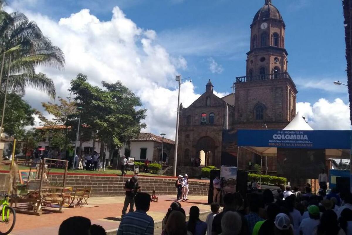 Después del lanzamiento de la campaña, los representantes de la Gobernación de Santander, Procolombia, Ministerio de Comercio, Industria y Turismo, Ecoparques y turismo de aventura, hicieron un recorrido por Pescaderito, empresas de fique y demás sitios turísticos del municipio. (Foto: Ana Rojas / VANGUARDIA LIBERAL)