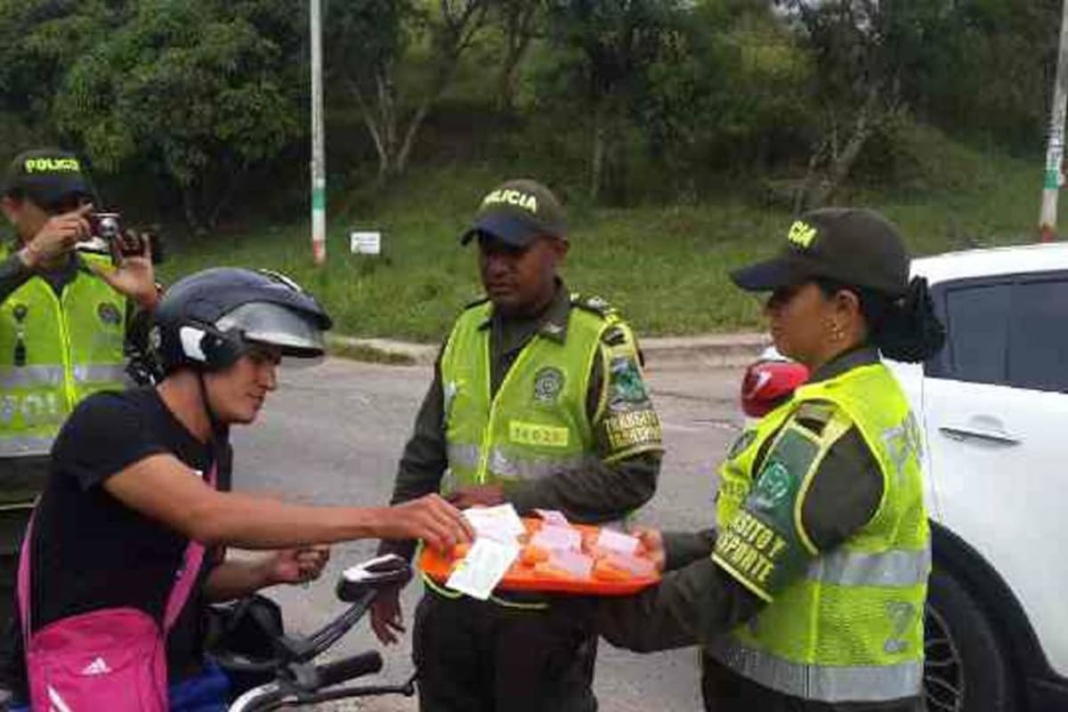 Los agentes de tránsito dirigidos por el sargento José Landinez, realizaron la campaña a la entrada y salida del municipio, así como en intersecciones riesgosas y de mayor flujo vehicular (Foto: Suministrada/ VANGUARDIA LIBERAL )