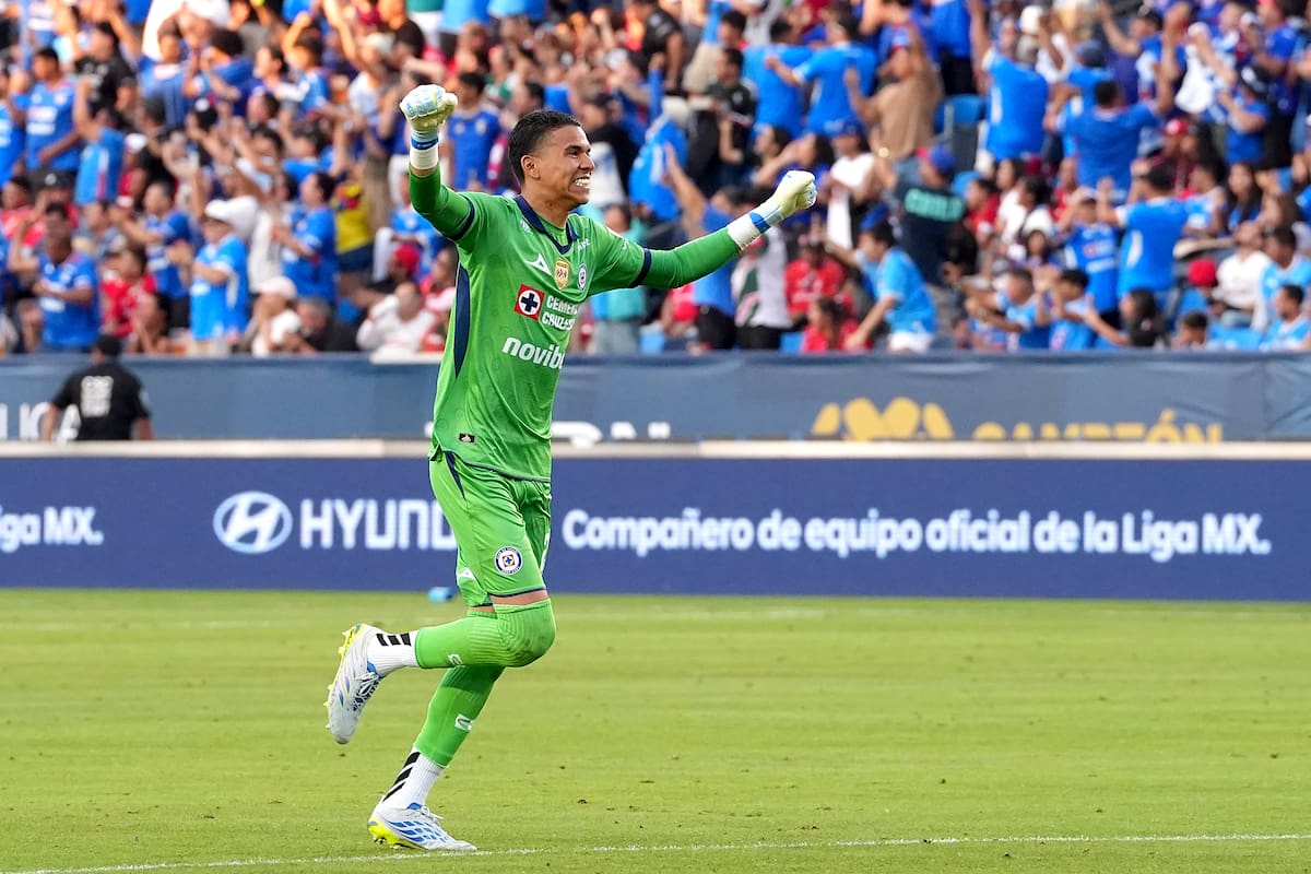 AME2919. LOS ÁNGELES (ESTADOS UNIDOS), 25/07/2026.- Kevin Mier de Cruz Azul celebra un gol de José Paradela este sábado, en el partido de la final de Campeón de Campeones entre Toluca y Cruz Azul en el Dignity Health Sports Park en Los Ángeles (Estados Unidos). EFE/ Omar Alonso