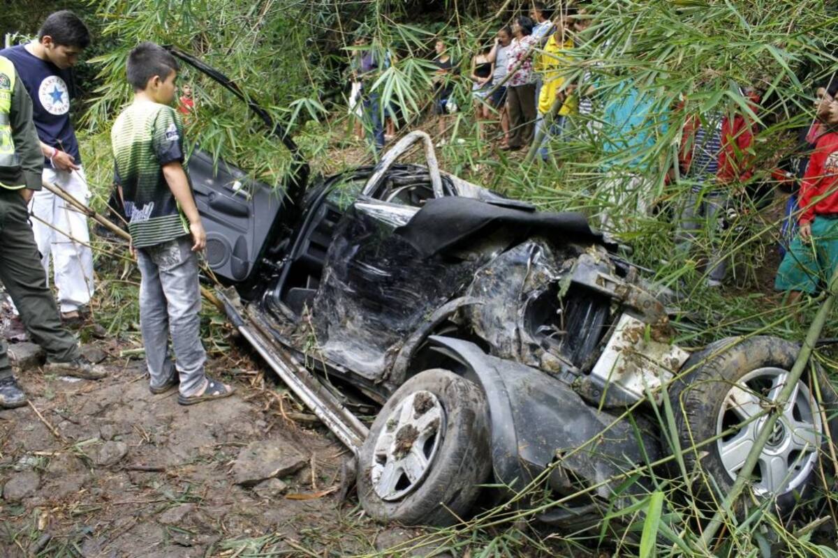 Así quedó el vehículo luego de que rodara 40 metros por un abismo en el sector de Morrorrico. El accidente se registró ayer a las 2:00 de la tarde. (Foto: Marco Valencia/VANGUARDIA LIBERAL )