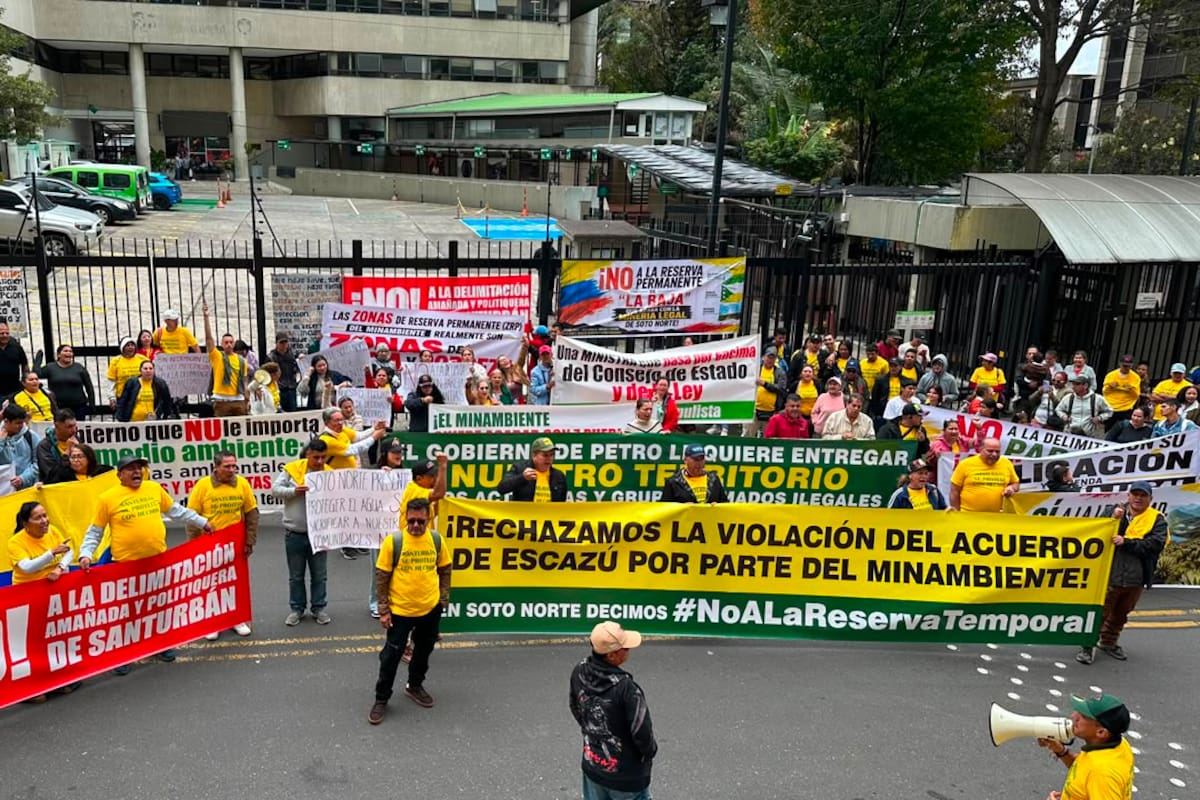 Campesinos y pequeños mineros de Soto Norte protestan en oficinas de Minambiente por delimitación de Santurbán | Foto La República
