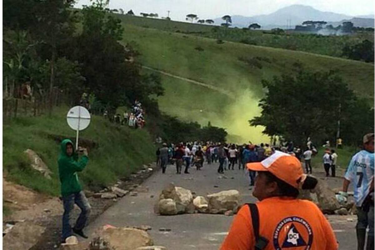 A través de Twitter César Pachón y manifestantes en Suaza, Huila, realizan denuncias contra el Esmad, ya que según ellos están siendo atacados con bastante violencia por parte de la fuerza pública por bloquear la vía. Además de esta imagen, hay fotos con personas fuertemente heridas que piden ayuda al líder papero. (Foto: yamidcorrea / VANGUARDIA LIBERAL)