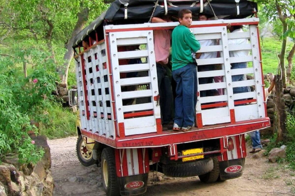 El transporte de personas en camionetas, según los campesinos sangileños, es la única alternativa que existe en el momento para movilizarse desde y hacia el área rural. (Foto: Archivo / VANGUARDIA LIBERAL)