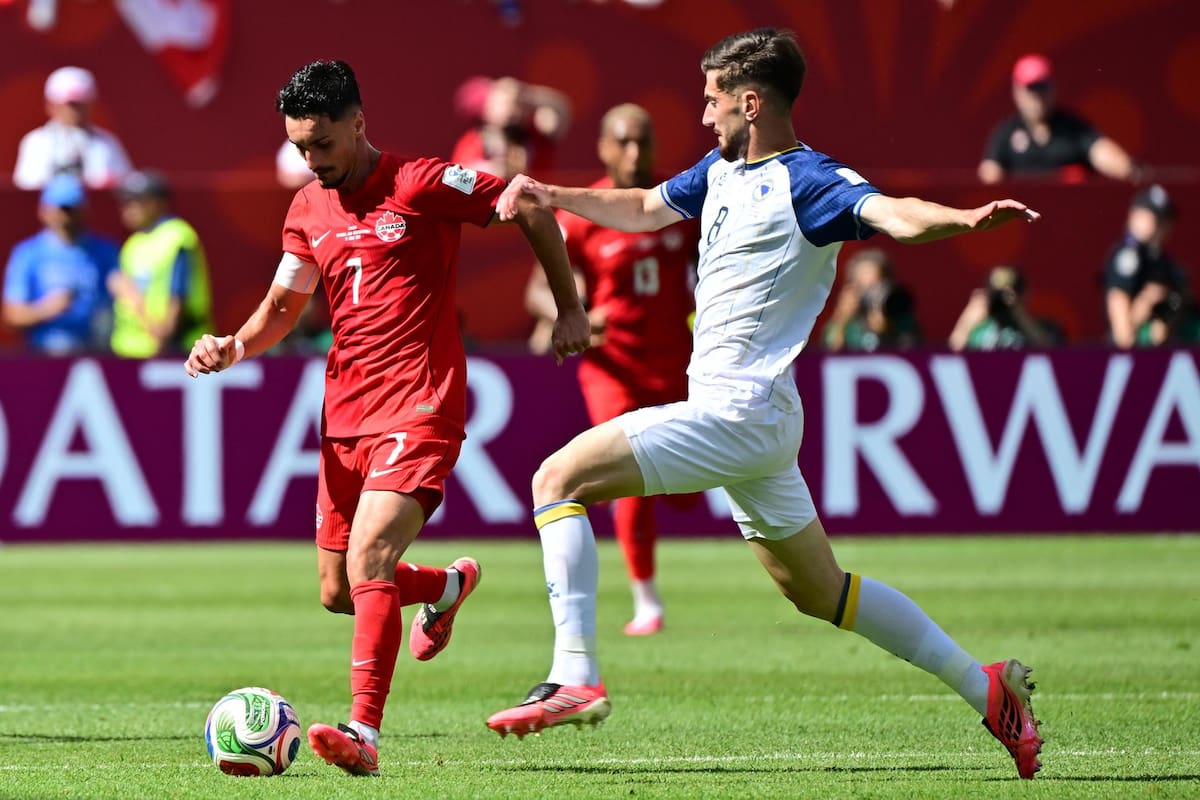 Stephen Eustáquio (izq.), de Canadá, disputa el balón con Armin Gigovic, de Bosnia y Herzegovina, durante el partido del Grupo B del Mundial 2026 en Toronto. Tomada de EFE.