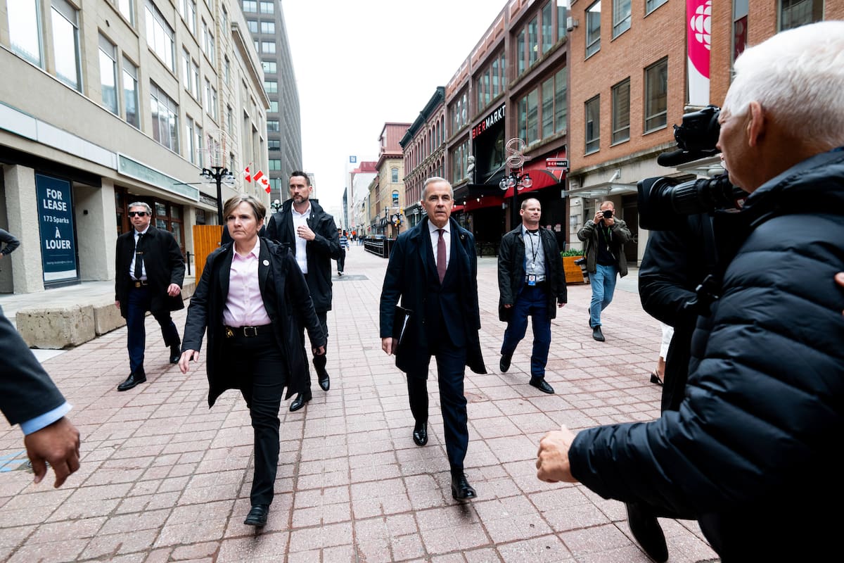 OTTAWA (Canada), 02/05/2025.- Canadian Prime Minister Mark Carney (C-R) arrives at the National Press Theatre ahead of a press conference in the Parliamentary Precinct of Ottawa, Canada, 02 May 2025. Carney was elected prime minister after Canadians went to the polls on 28 April 2025. EFE/EPA/SPENCER COLBY