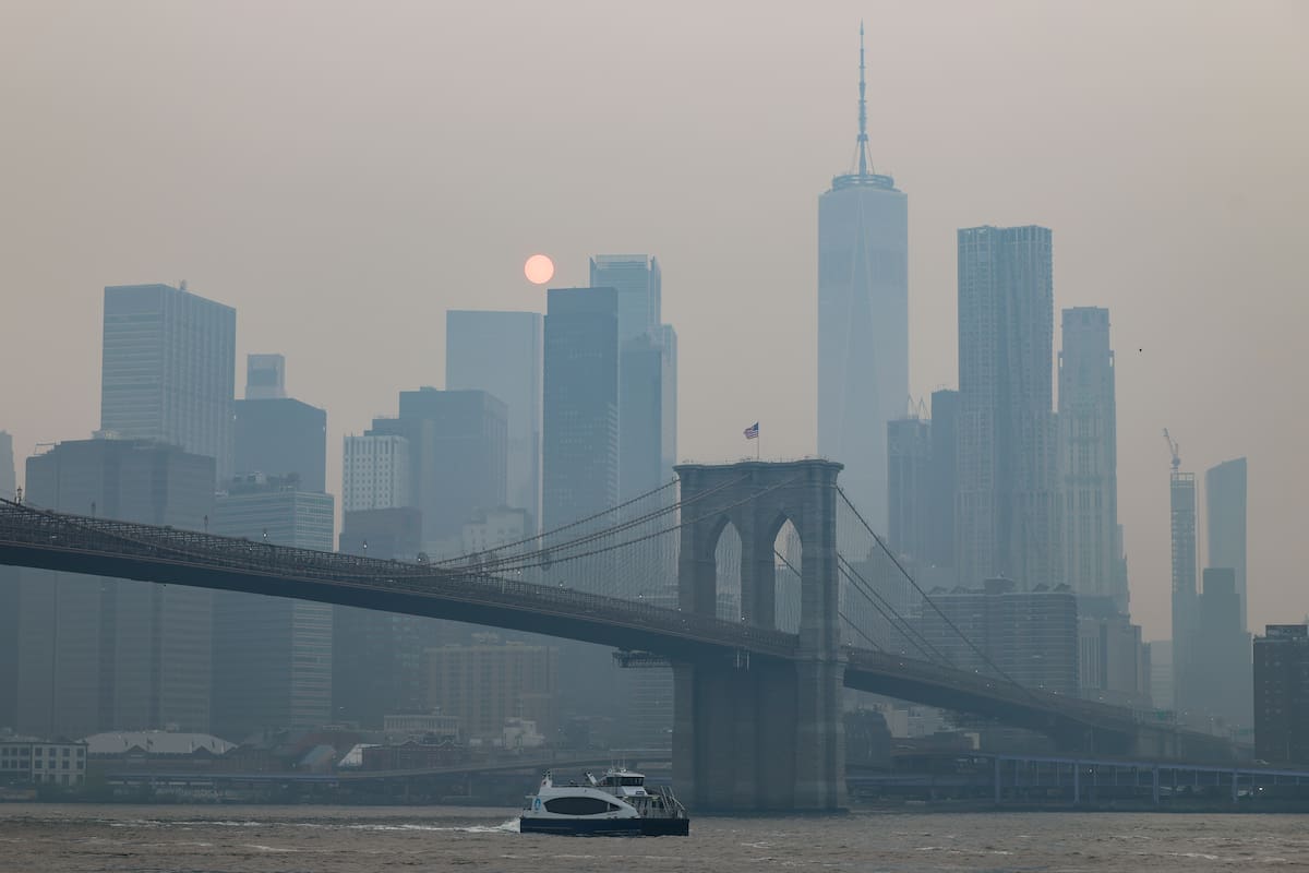 New York (United States), 17/07/2026.- Wildfire smoke is seen amongst the Manhattan skyline and Brooklyn Bridge from the Brooklyn Promenade in the Brooklyn borough of New York, New York, USA, 16 July 2026. The National Weather Service has issued an Air Quality Alert until the end of the day on 16 July in New York due to smoke from wildfires in Canada affecting air quality in several US states. (incendio forestal, Nueva York) EFE/EPA/CHRISTOPHER NEUNDORF