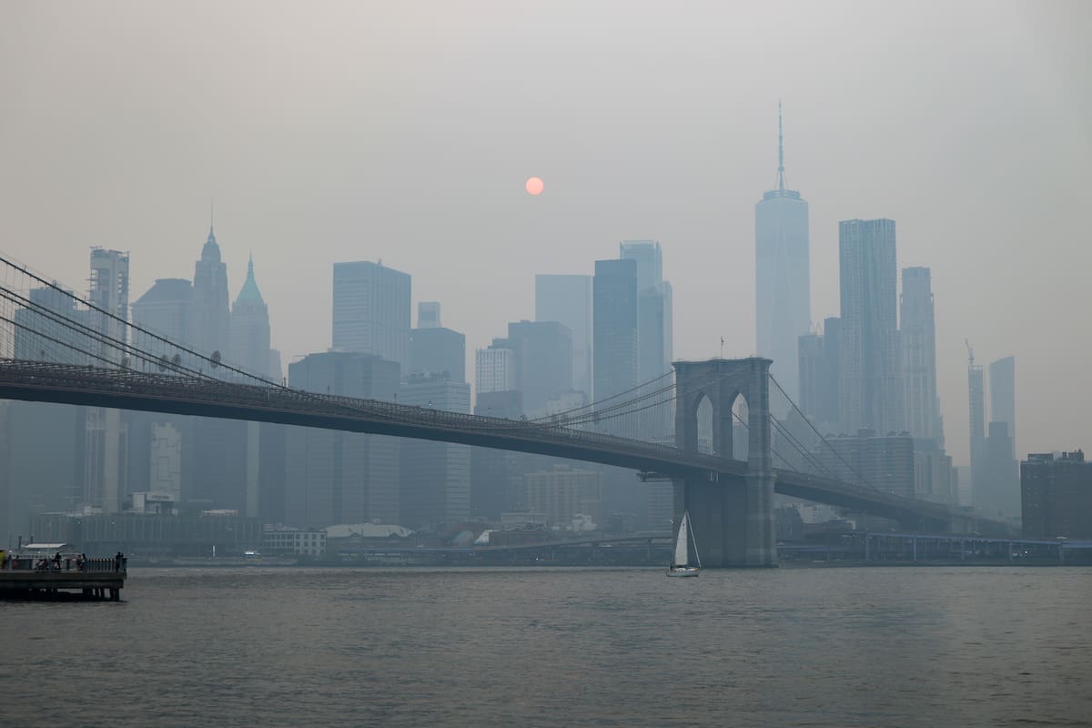 New York (United States), 17/07/2026.- Wildfire smoke is seen amongst the Manhattan skyline and Brooklyn Bridge from the Brooklyn Promenade in the Brooklyn borough of New York, New York, USA, 16 July 2026. The National Weather Service has issued an Air Quality Alert until the end of the day on 16 July in New York due to smoke from wildfires in Canada affecting air quality in several US states. (incendio forestal, Nueva York) EFE/EPA/CHRISTOPHER NEUNDORF
