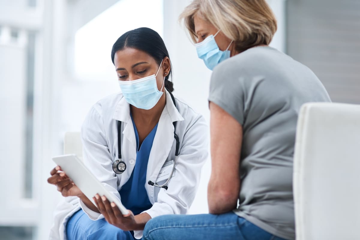 Expertos advierten que ignorar síntomas puede retrasar el diagnóstico de cáncer de ovario.