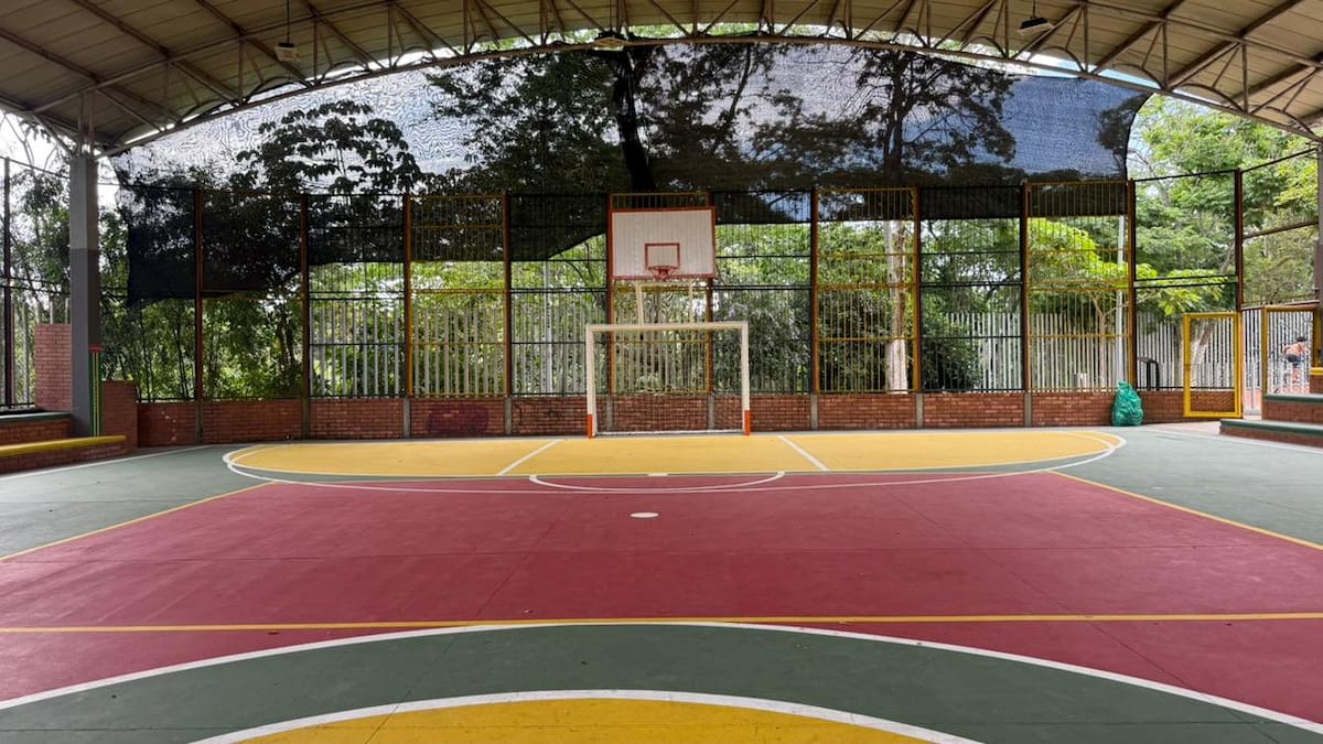El escenario deportivo recuperó su superficie de juego, graderías y tableros de baloncesto luego de siete años sin intervención. / Foto: Alcaldía de Bucaramanga.