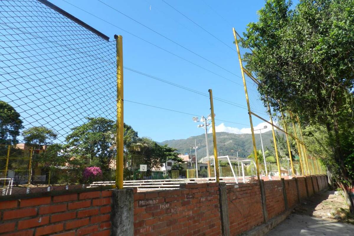 La comunidad también se queja porque el sitio solo está iluminado por una lámpara que no da la suficiente luz para evitar la presencia de consumidores de drogas y delincuentes. (Foto: Íngrid P. Albis Pérez/VANGUARDIA LIBERAL)